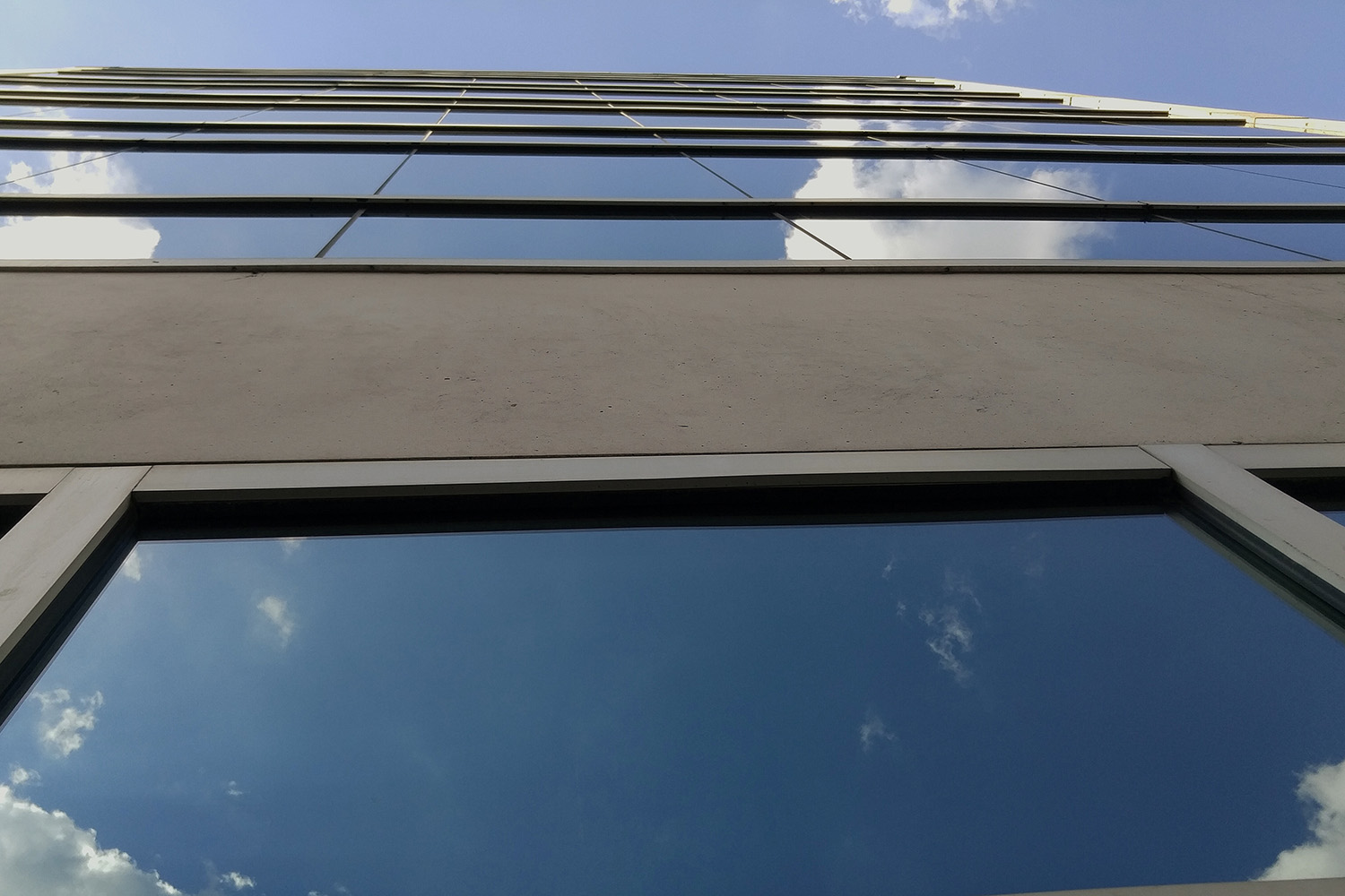 low-angle-view-glass-building-city copia